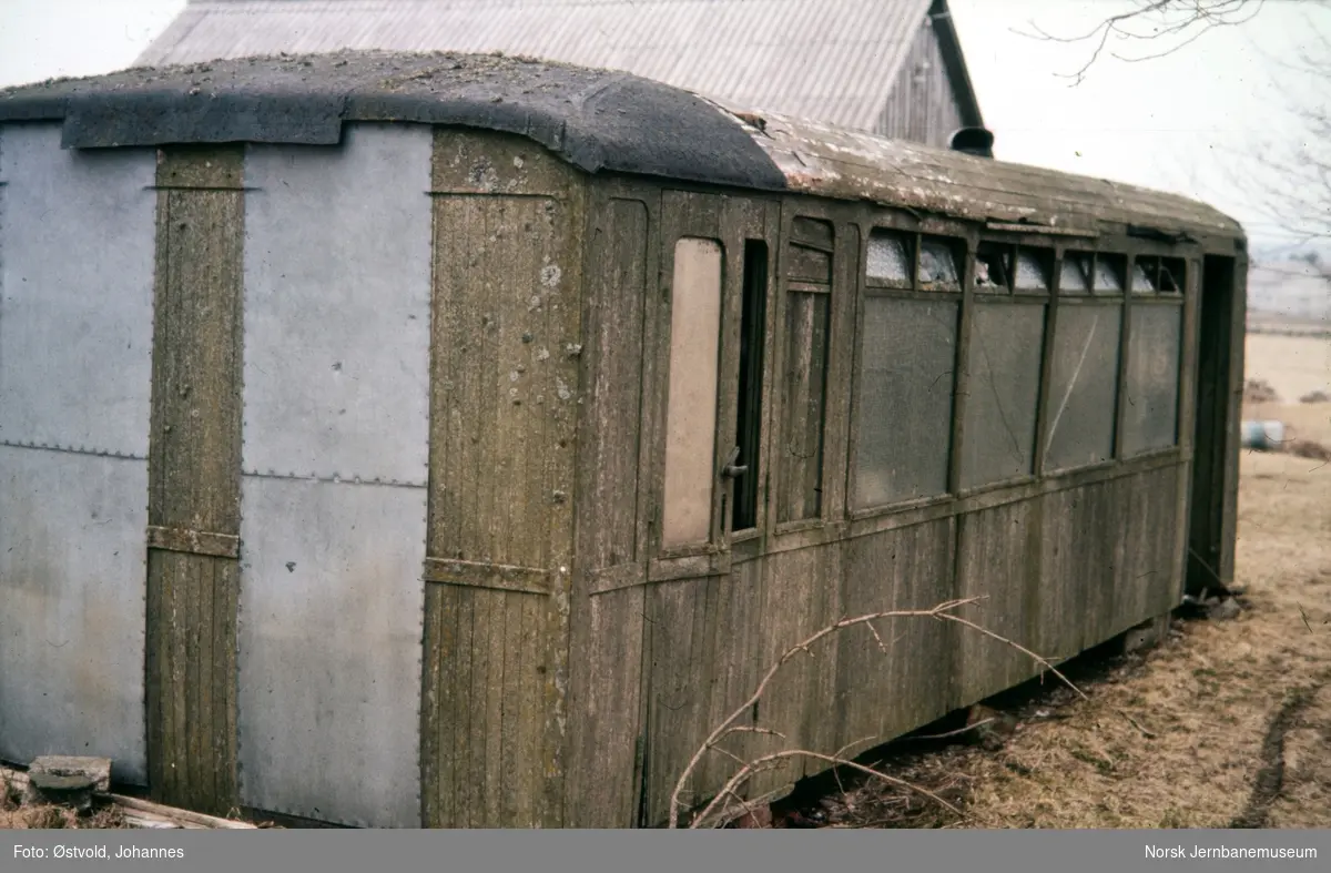 Vognkasse fra smalsporet motorvogn litra Cmb, her i bruk som hytte ved Bore nær Klepp.