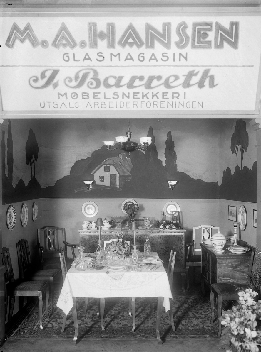 Utstilling for M.A. Hansen Glassmagasin og I. Barreth møbelsnekkeri