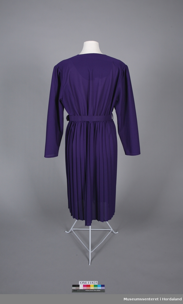Form: langerma kjole med plissering på liv og skjørt, drapert/omslag til livet med belte og rynkesaum
