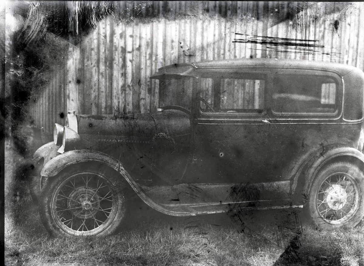 Foto av: bilen (utside og innside), veien med politi til stede, skog, åstedundersøking(?) ved et vann, utenfor en gård med politi og biler. Fra en overfallssak der to svensker visstnok var overfalt og drept, men det viste seg senere at den ene overfalt den andre. Etterforskningen ble utført av politifullmektig Hoel ved Uttrøndelag politikammer og politibetjent Dragvold ved Trondheim politikammer.