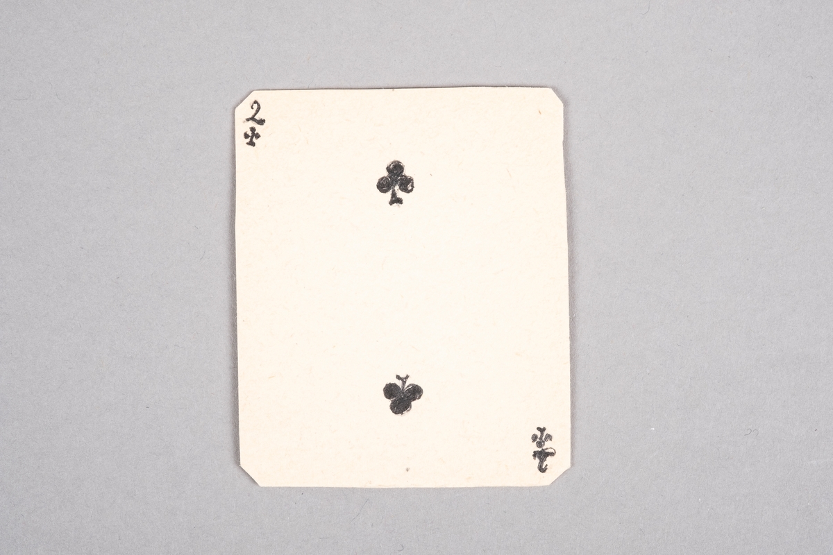Håndlaget kort med påført tall og kløversymbol. På baksiden av kortet er det et monogram av initalene "AR".