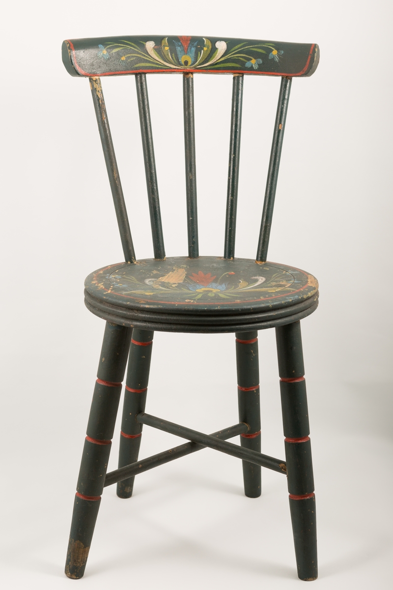 Pinnestol med rosemaling på stolsete og rygg, barnestol fra 1930-tallet