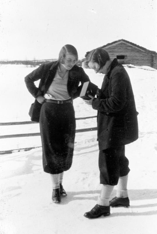 Bilde av to kvinner en påske på Myklebysetra. Fra venstre: Gudrun Hartvigsen og Karen Gundersen. Eier av foto:Stor-Elvdal Historielag.