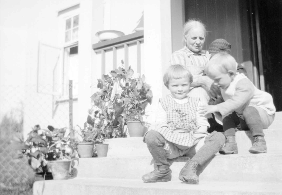 Agnete Jørstad, født Børstad med tre barnebarn på trappa av føderådsbygningen på Jørstad Søgarden..