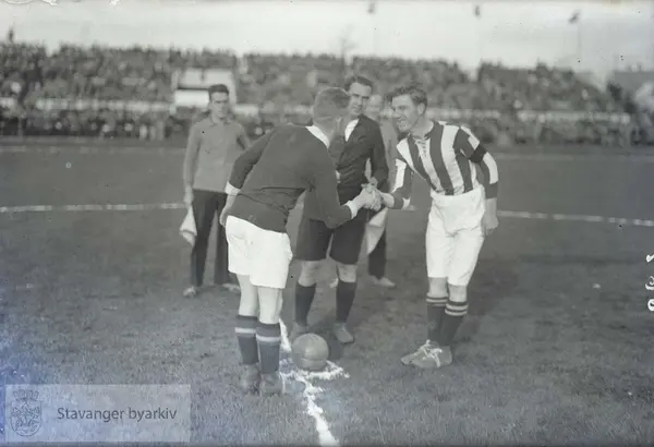 Fotballkamp På Stavanger Stadion - Stavanger Byarkiv / DigitaltMuseum