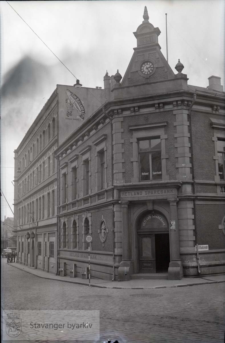 Chr. Bjelland og Bøndernes Bank i bygget til venstre..Plakat for Nasjonal Samling (NS) på høyre søyle...Tidligere lokaler for Stavanger Privatbank (Kjøpt av Hetland Sparebank i 1928)