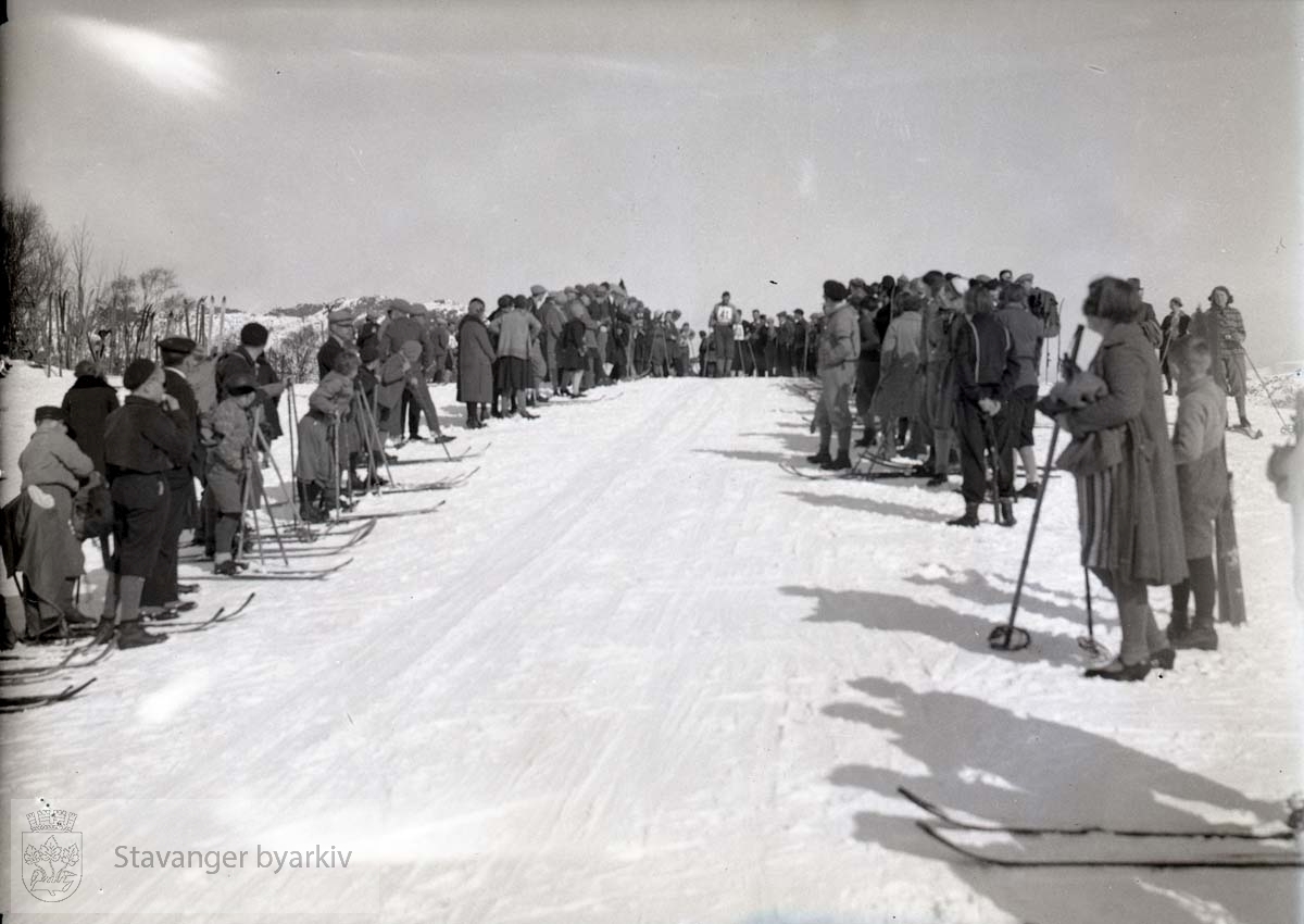 Skiløpere og publikum langs løypa.