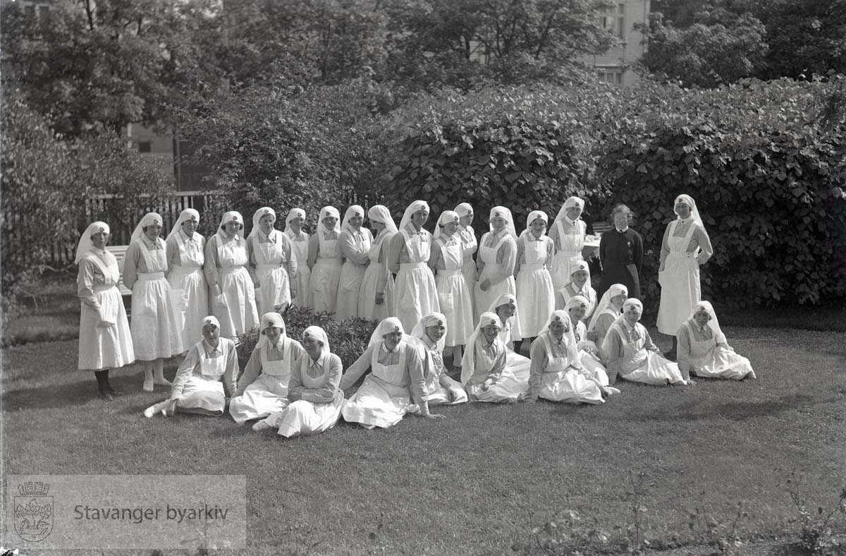 Sykepleiere samlet i hagen.