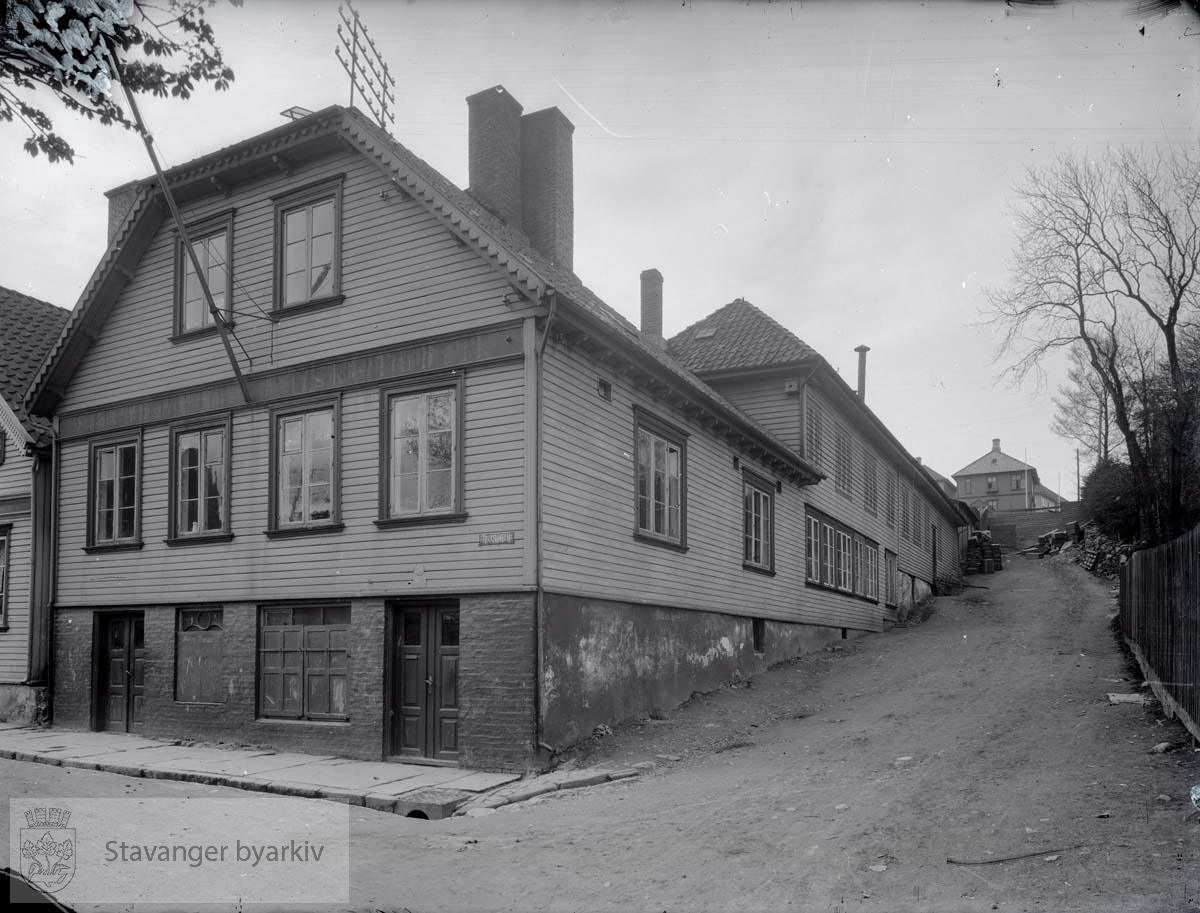 Til høyre Peder Clausens gate. Stavanger Preservings første lokaler