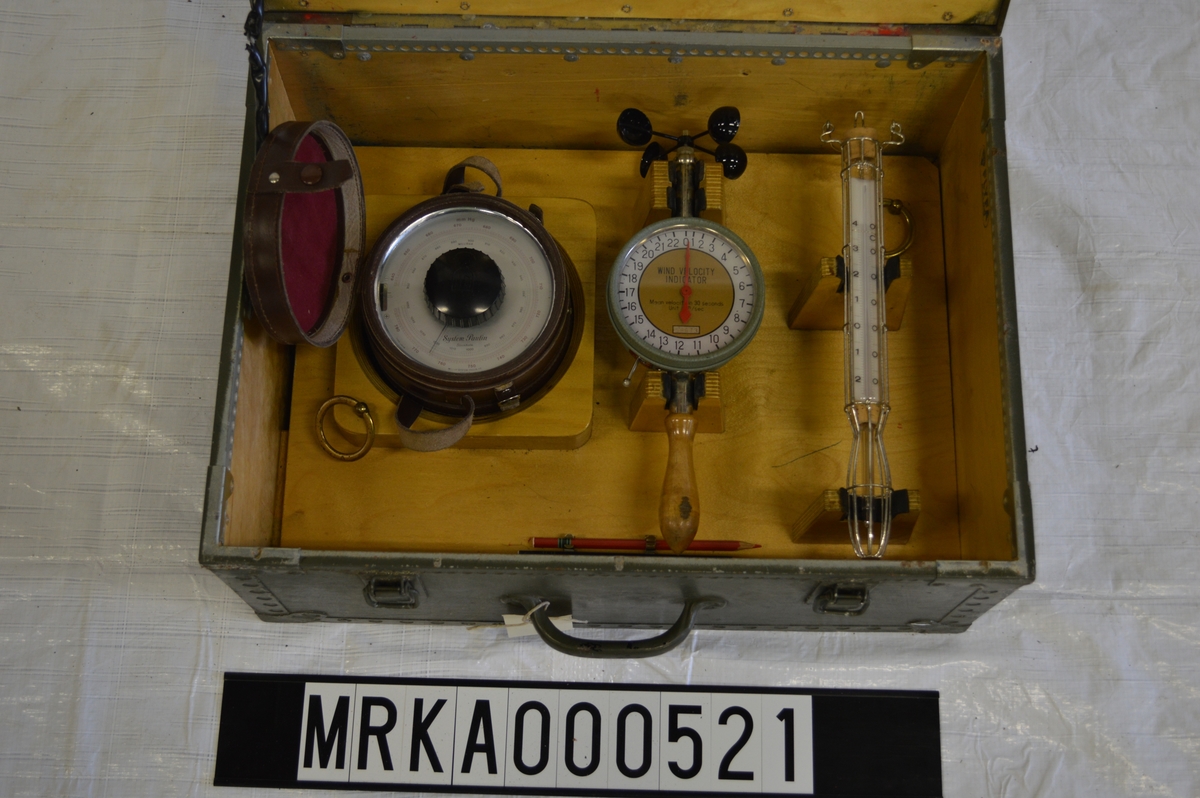 Förvaringslådan av trä, s k Plyfa innehåller barometer, vindmätare och termometer.