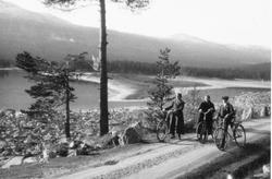 På sykkeltur ved Pollvatnet ca. 1920.  
F.v.: Tina Mork (f. 