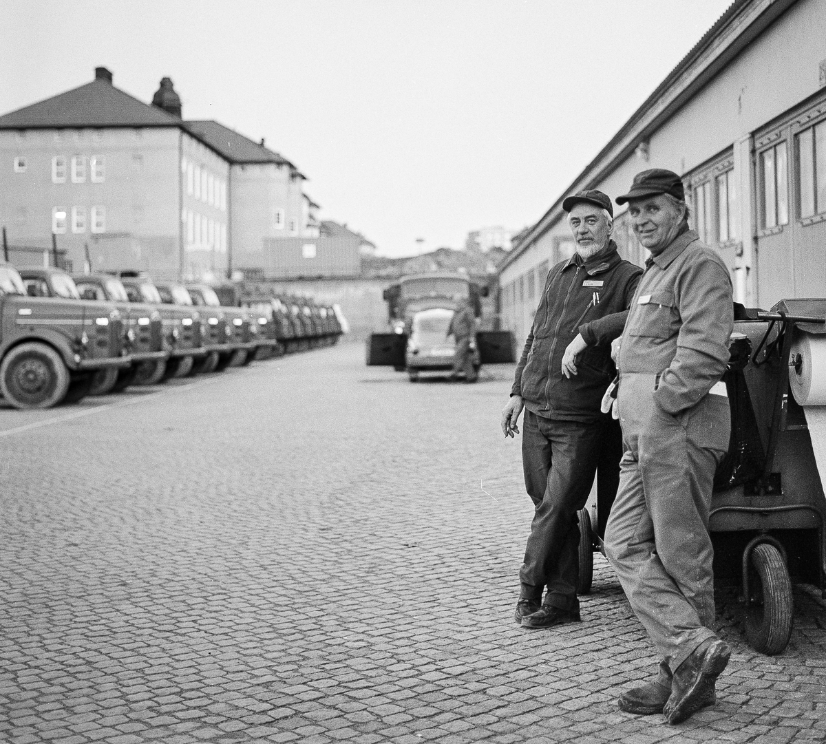 Två av skolans körlärare, löjtnanterna Per-Olof Blom och Sigvard Bände.