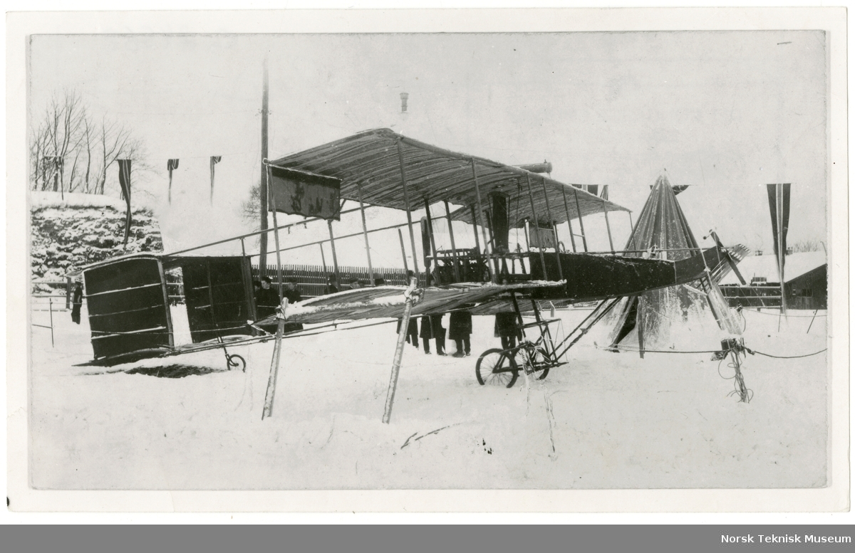 Wilhelm Henies Voisin biplan utstilt på Kontraskjæret ved Akershus Festning
Regnes for å være det første flyet som kom til Norge. Wilhelm Henie tok flyet med til Norge etter å ha besøkt flyutstillingen i Reims.
