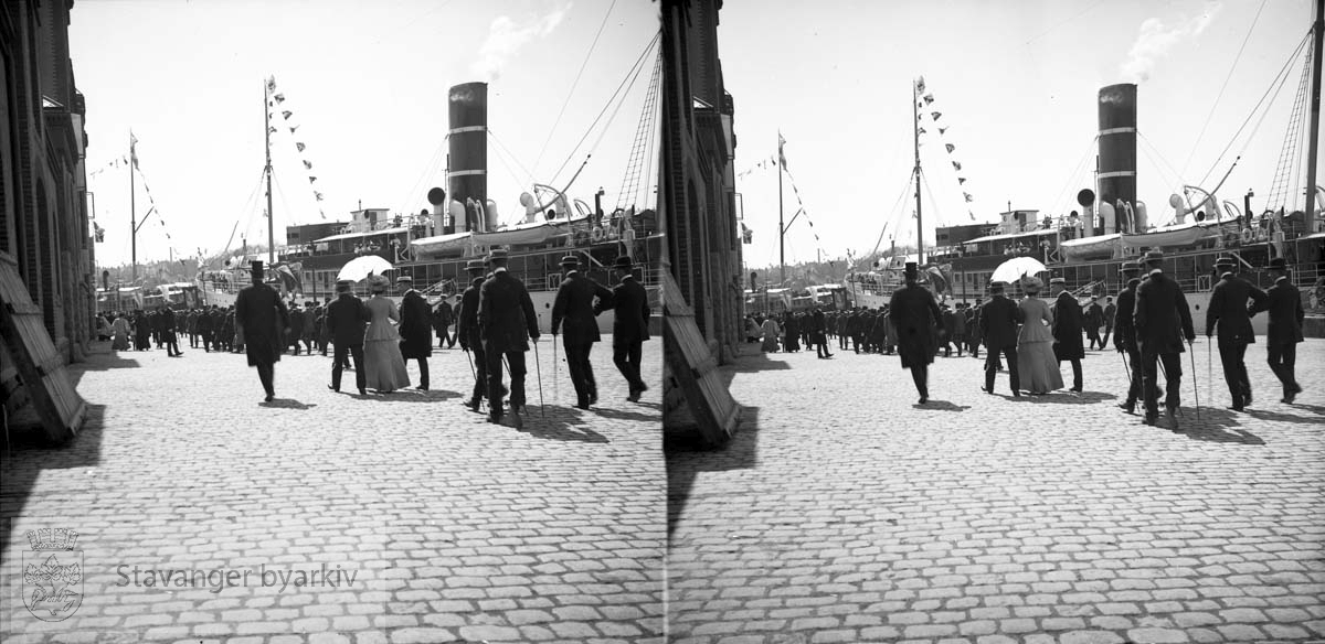 Haakon VII har lagt til Skagenkaien..Tollboden til venstre?.Stereofotografi..