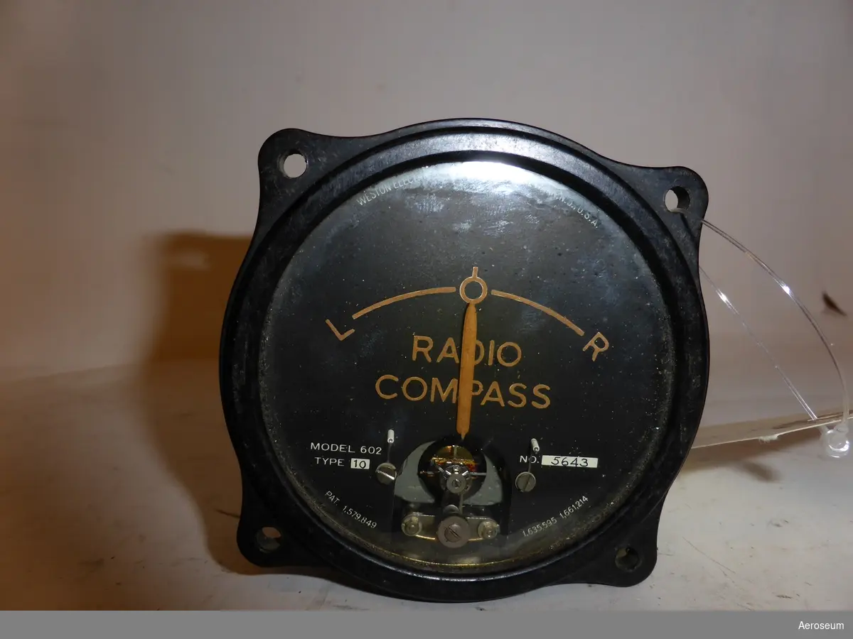 En radiopejl. Även kallad radiokompass. Tillverkad av Weston Electrical Instrument Corp.

Troligtvis från 1930-talet.

På displayen står det: "WESTON ELECTRICAL INSTRUMENT CORP., NEWARK, N.J., U.S.A", "RADIO COMPASS", "MODEL 602 TYPE 1+ NO 5643", och "PAT 1,579,849 1,635,595 1,661,214".

På botten av föremålet står det: "940".