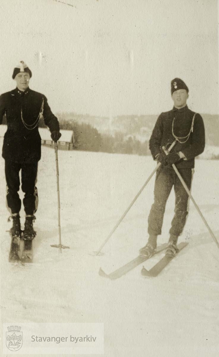 Løytnant Lund til venstre og Sersjant Grimstad til høyre