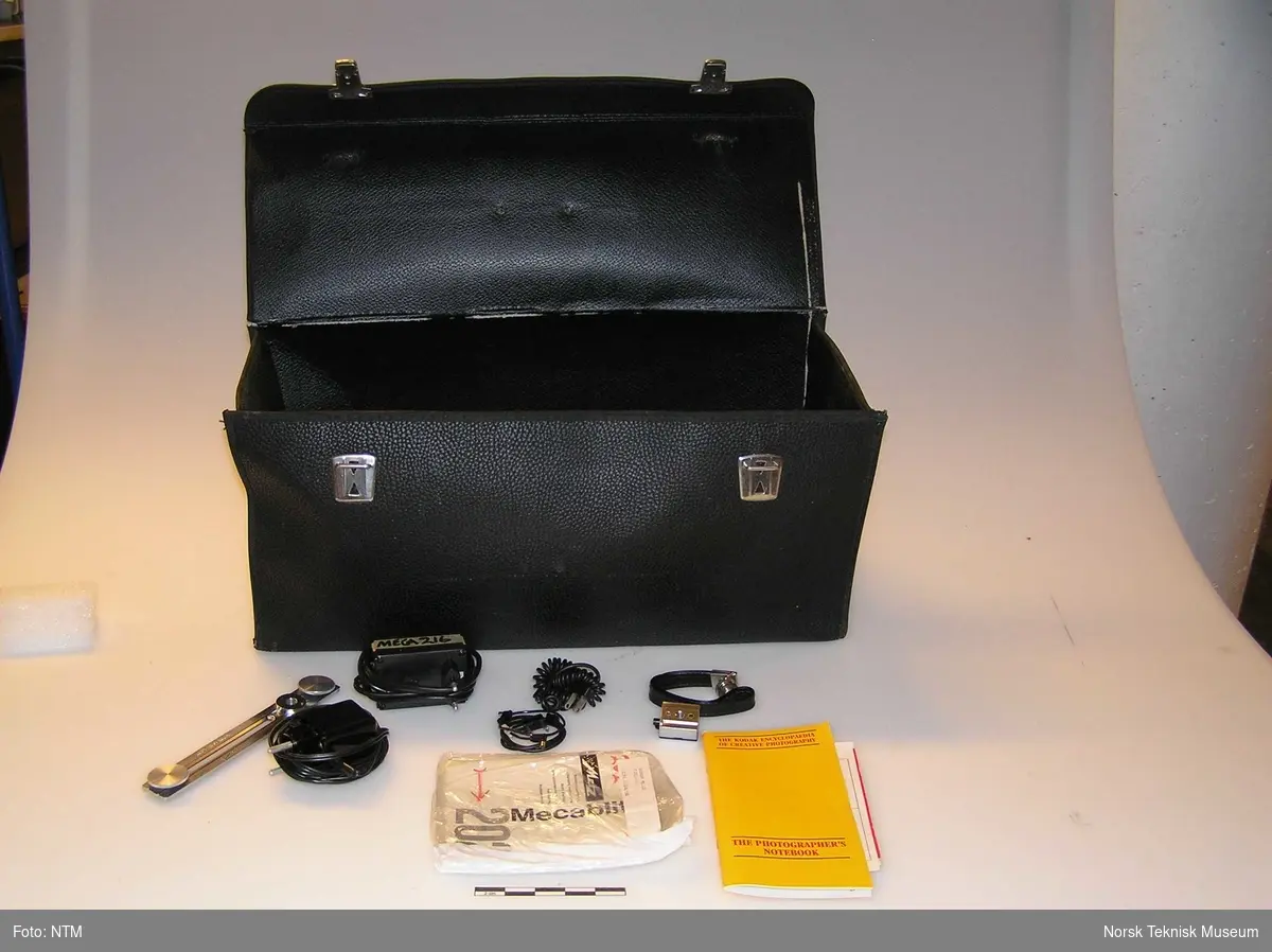 Koffert med elektronblitzer, batterilader, mikrofon, stativer o.l.