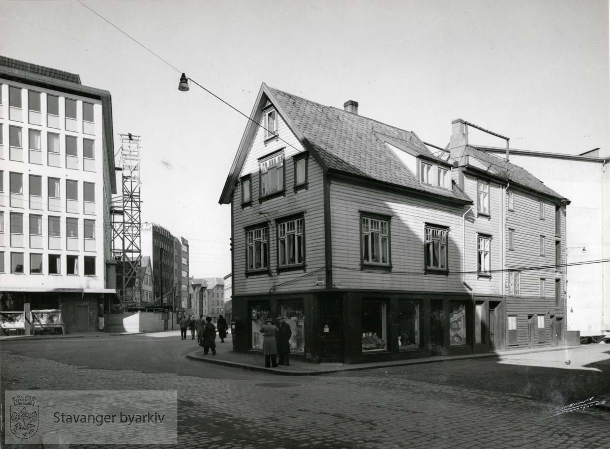 Revet august 1956. Til venstre: Stavanger Aftenblads nybygg. Til høyre lå Bakerbryggen..(Finnes også som BySt020_0018)