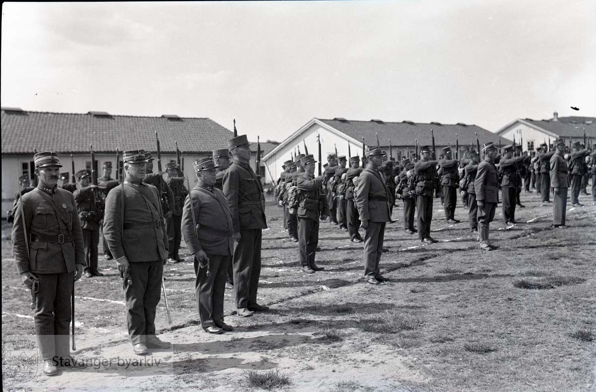 Soldater oppstilt i Madlaleiren