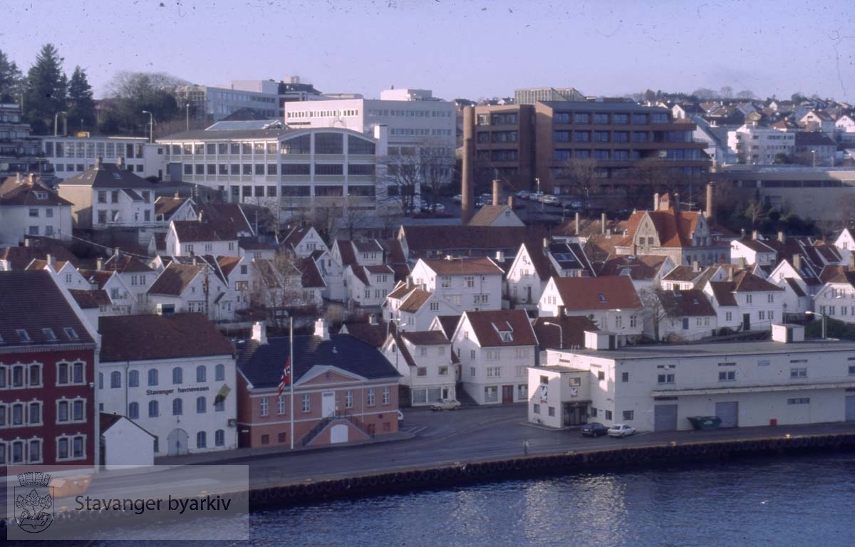 Fergeterminalen til høyre. Den gamle tollbod midt i bildet..Mot gamle Stavanger og Løkkeveien