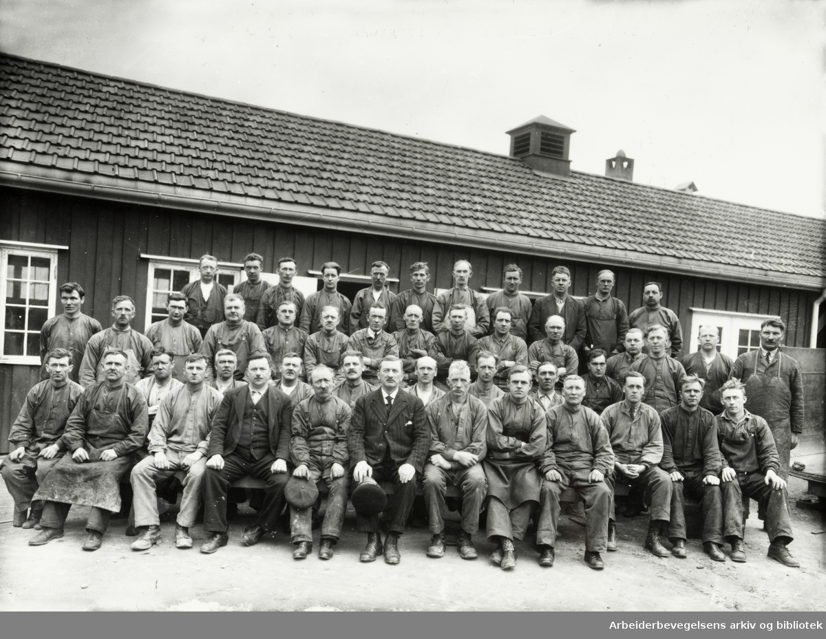 Gamle bilder. Smeder og hovslagere ved Renholdsverket i 1920 - 1924 tatt ved Ekebergstallen ved Loenga.