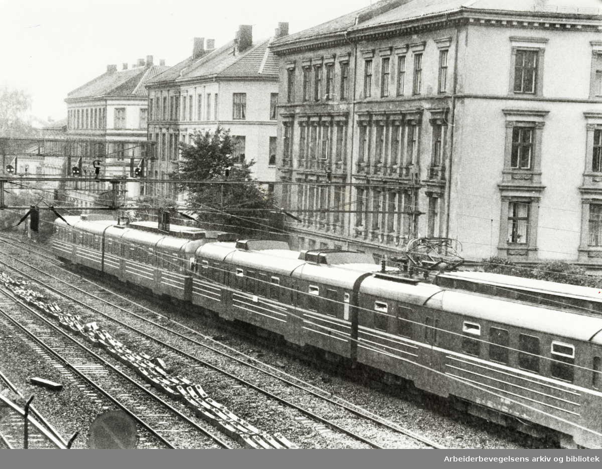 Gamlebyen. Beboerne plages av mye støy fra togene. Juni 1980