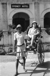 Kummen i riksshaw. Galle, Ceylon