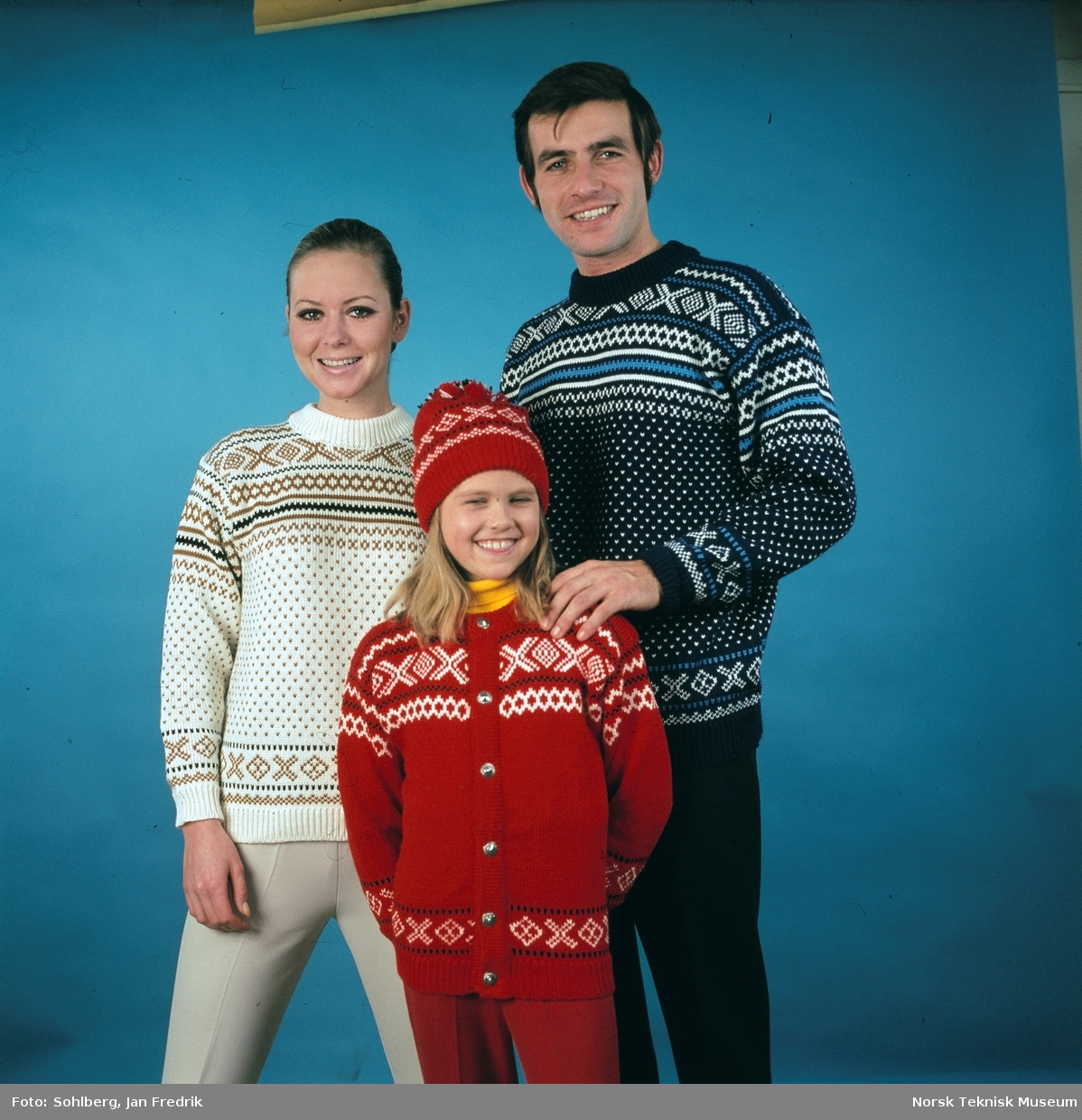Mann, kvinne og jente viser strikkemote fra 1960-tallet.