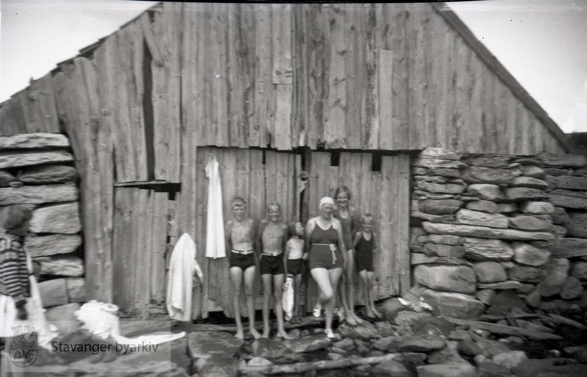 Familien Iversen i badetøy.