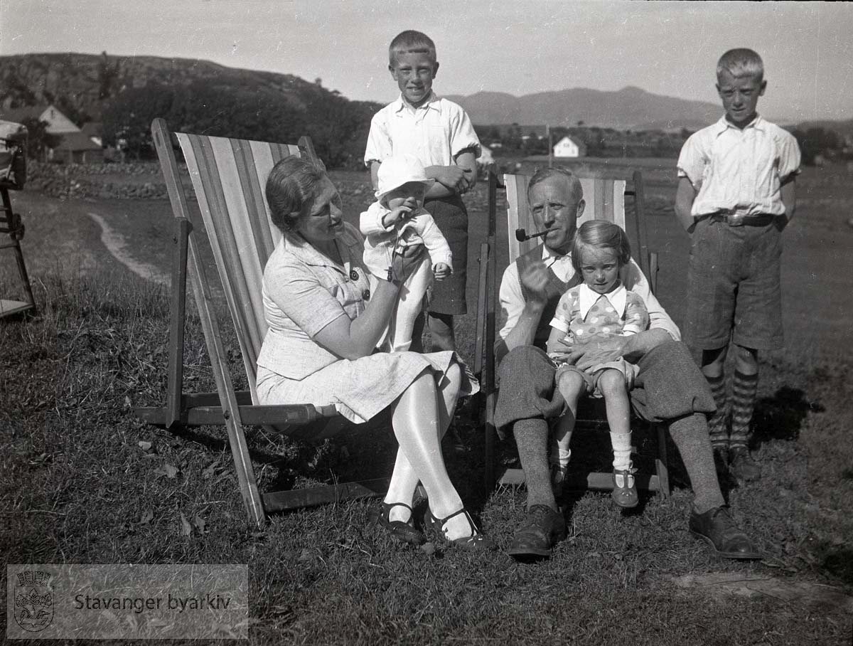 Foreldre og barn i fluktstoler:.Ellinor og Oscar i hver sin stol med hhv. Oskar Andreas og Bjørg. Per og Jan Christian stående bak..