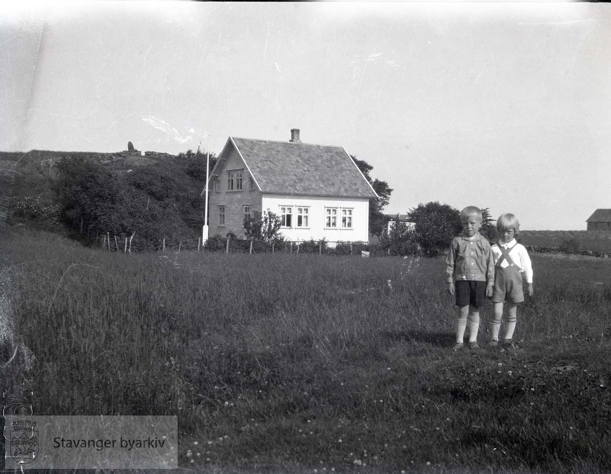Jan Christian og Per Iversen foran hus på landet