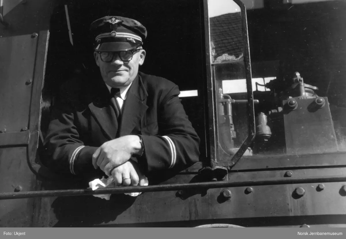 Lokomotivfører Ingvald Håkonsrud på førerplassen i damplokomotiv type 45a nr. 4.