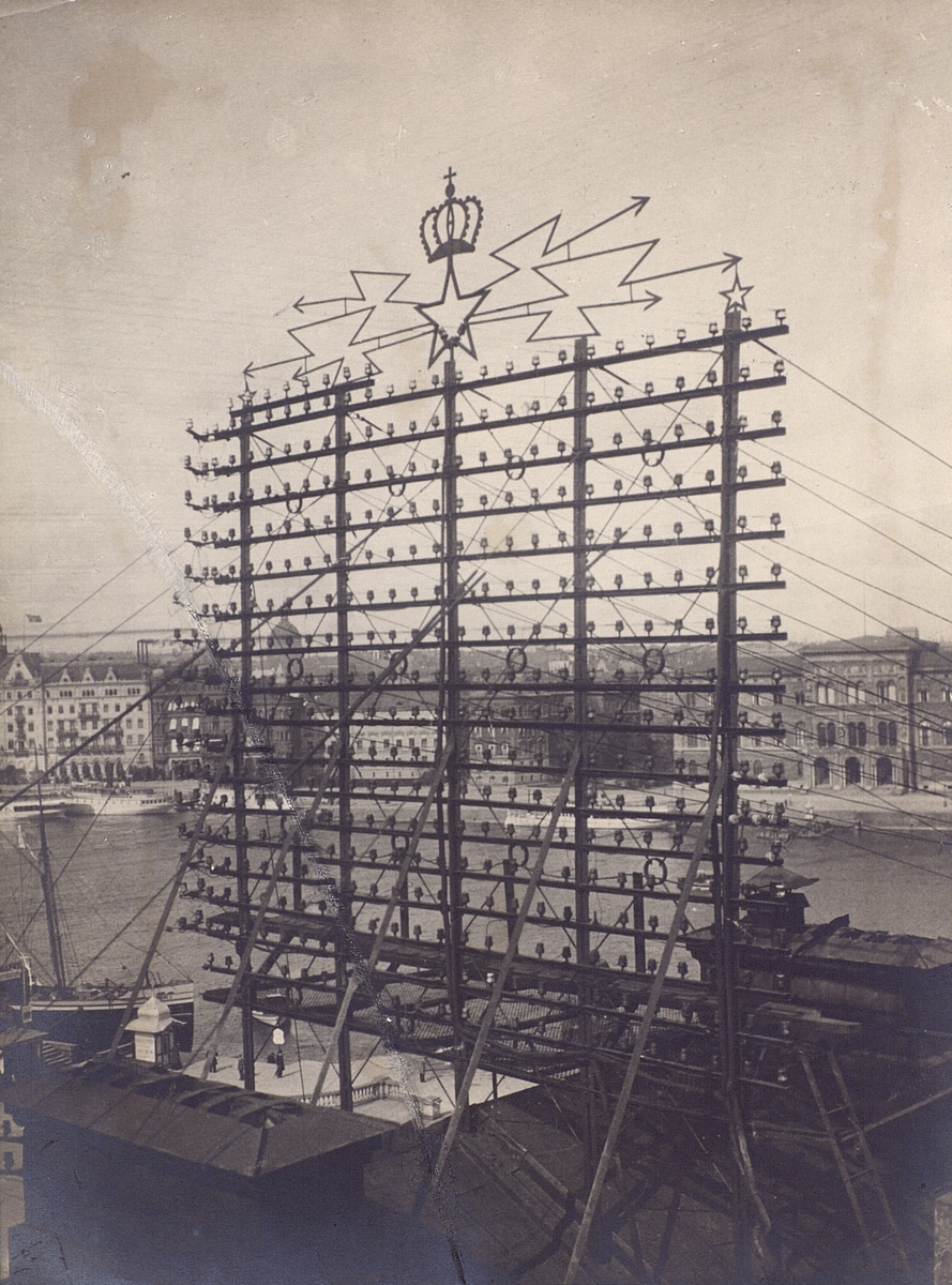 Telefongalge på Skeppsbron 2 vid sekelskiftet 1900.