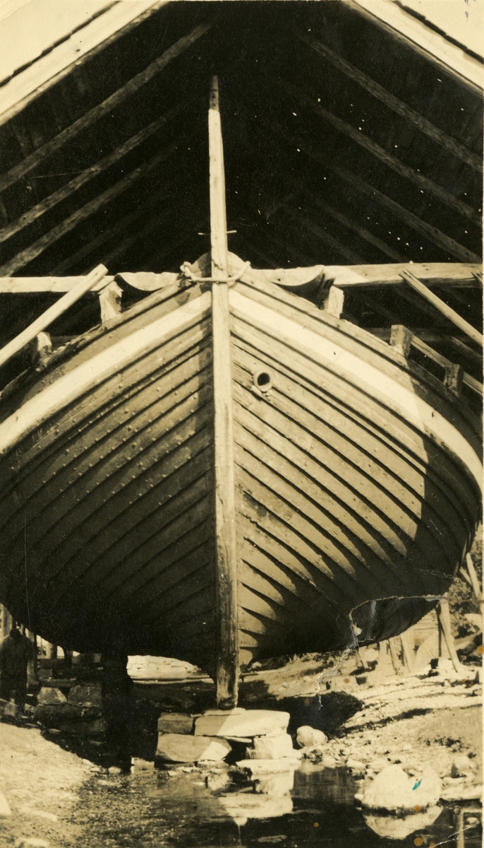 Nordfjordjekt, - i båtskjul med ramme (vaul) 1932