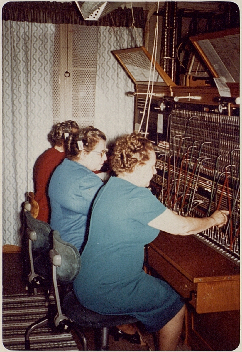 Växelstation i Södra Vi, den 28.11.1966. Sista manuella stationen som automatiserades inom 3:e distriktet. Närmast kameran fru Margit Davidsson (40 tjänsteår), fru gerda Löfgren (36 tjänsteår) och fröken Signe Andersson (31 tjänsteår) alla tre systrar.