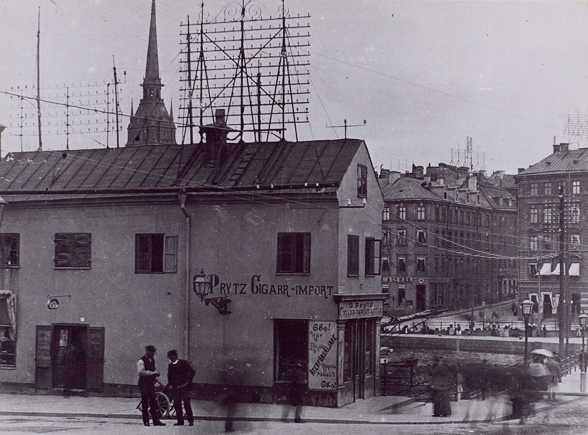 Telefonstativ på huset Västra Slussgatan 2 (1890-talet). Stockholms Allm. Telefon A.B.