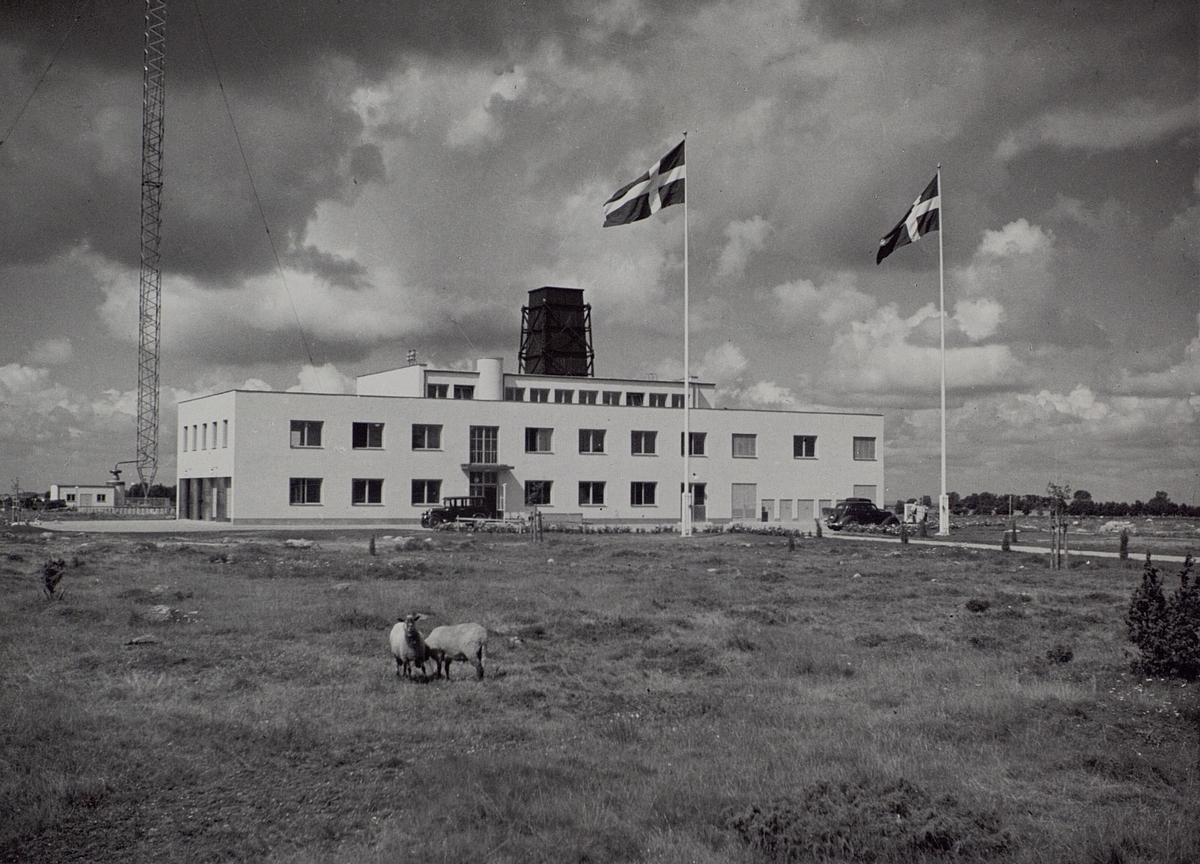 Hörby nya rundradiostation med antennhus, mast och kyltorn i bakgrunden. 1937 .