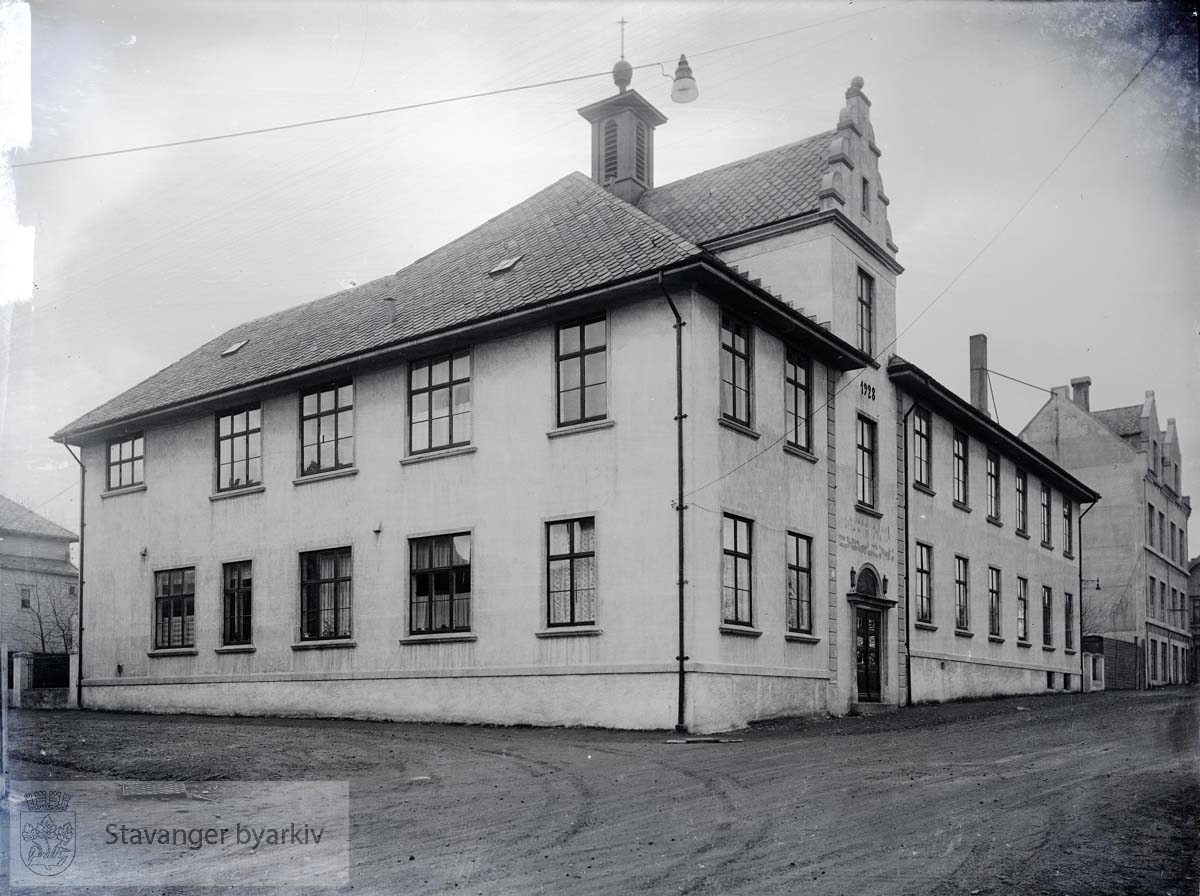 Birkelandsgaten 2-4 fra vest. Kortegaten til venstre. Opprinnelig to trebygninger hvor Platou skole holdt til fra århundreskiftet. I 1928 bygd sammen og murkledd,    dr. Dahls klinikk. Senere Bergeland sykehjem.