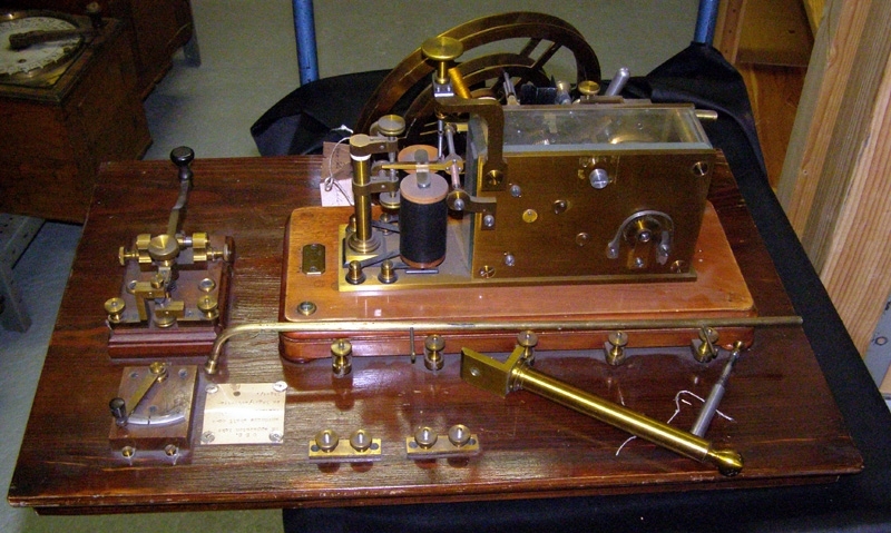 Morseövningsapparat.
Transportlådan användes som bord för apparaten. I lådan är plats för 4 torrelement.