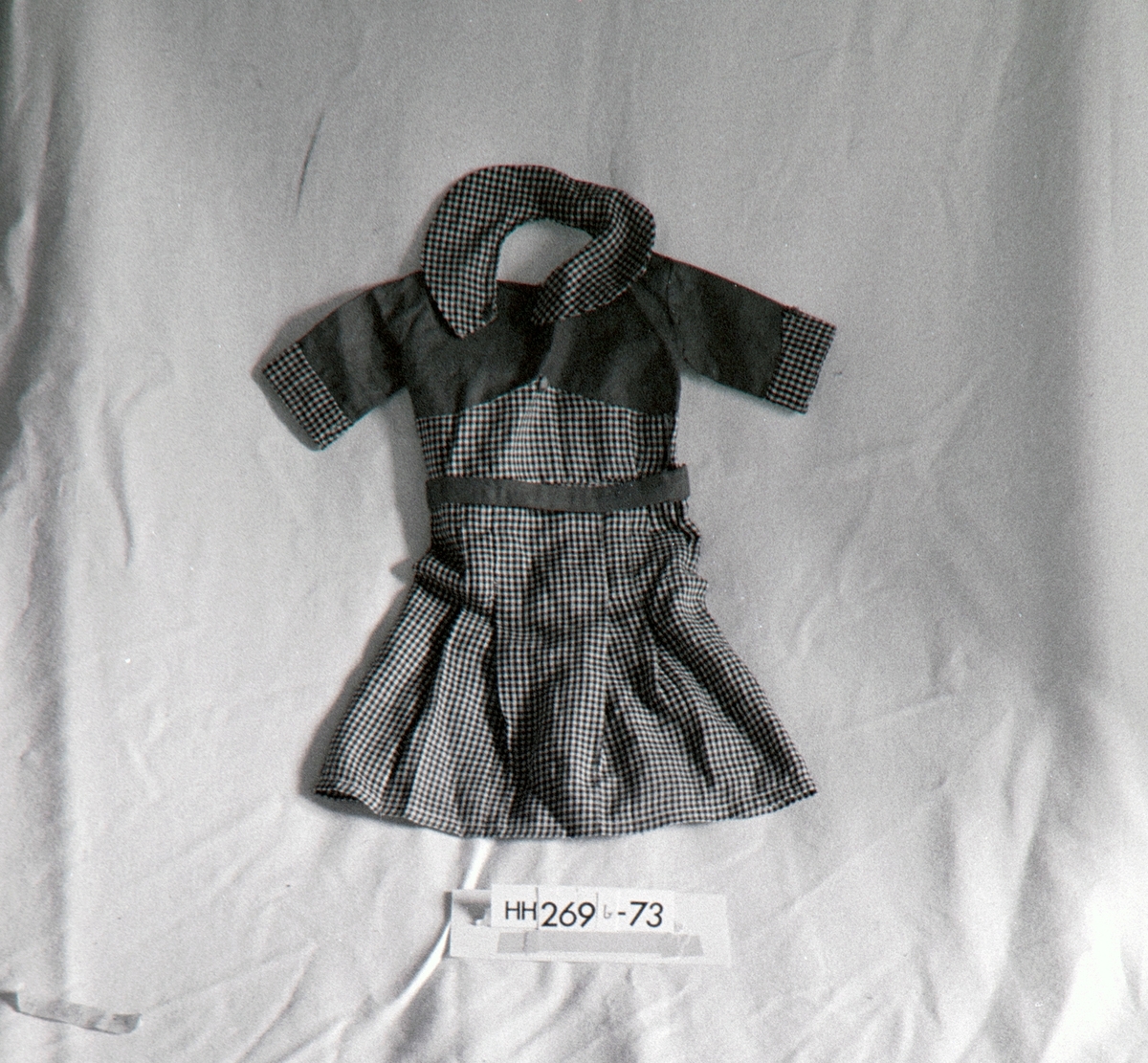 Dukkeklær, tilhører dukken Victoria HH.1973-0268.
