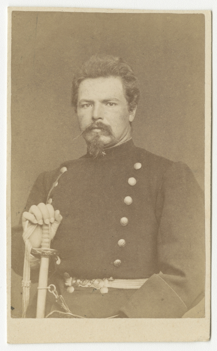 Porträtt av Frans Oscar Tholerus, underlöjtnant vid Västmanlands regemente I 18.

Se även bild AMA.0021851.