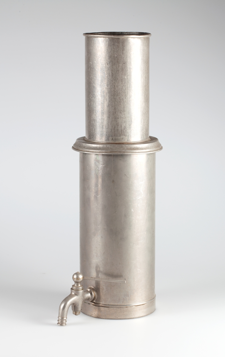 Filterpresse i rustfritt stål. Består av tre deler: Sylinder med tappekran (A). konisk filter (B) og stempel (C)