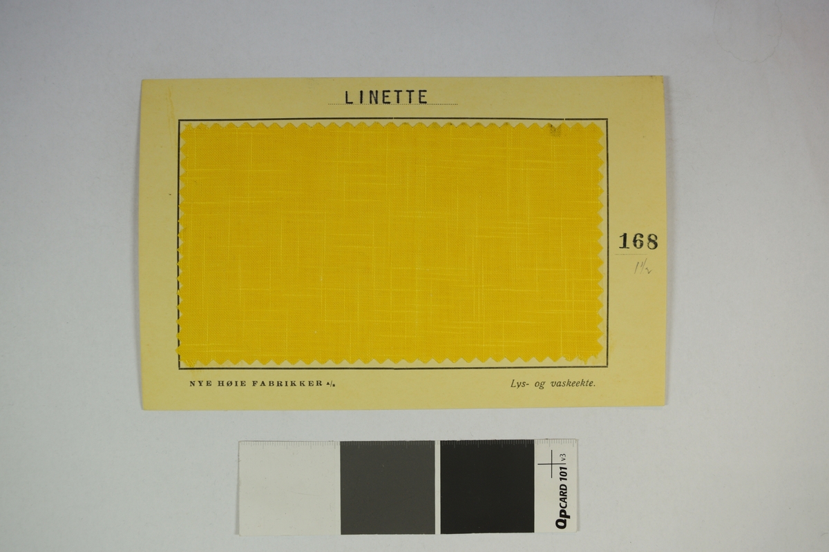 Prøvekort bestående av tekstilprøve limet til et papirkort.