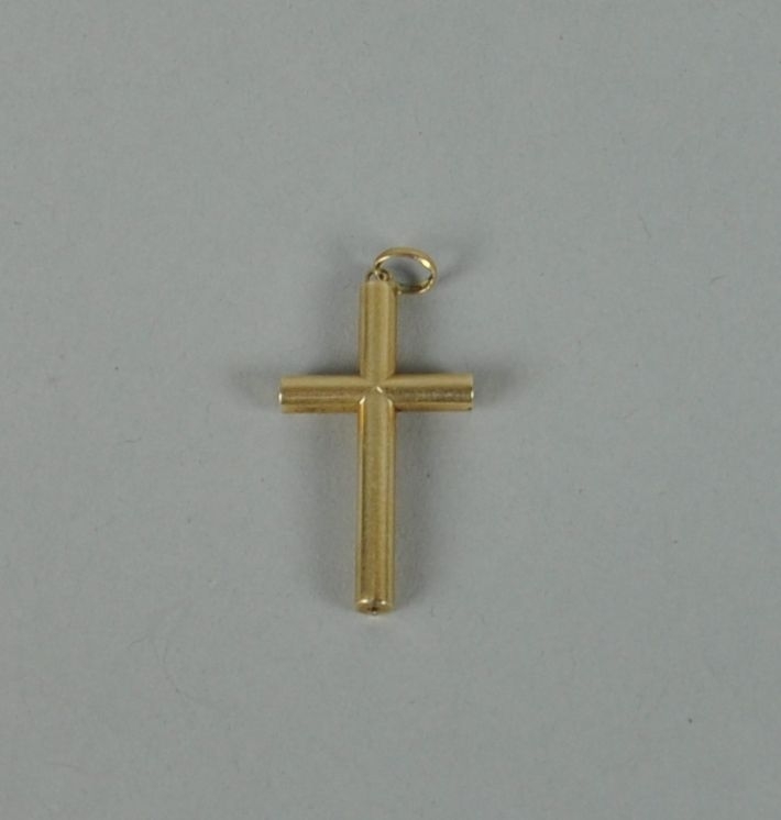 Gullfarget kors med hempe, sannsynligvis til halskjede. Stavene på korset har rund utforming.