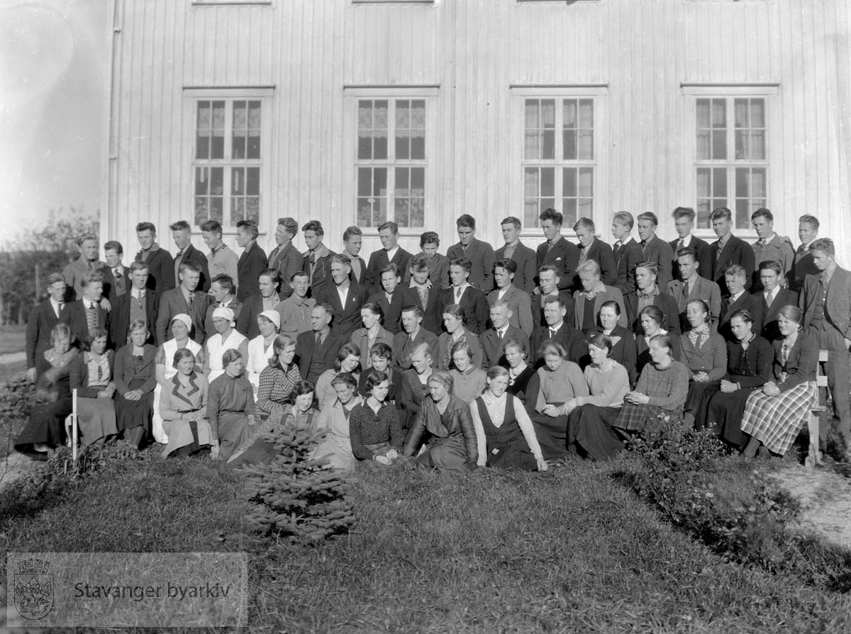 Kinamisjonens ungdomsskole på Nærbø. Elever og lærere oppstilt utenfor skolen.