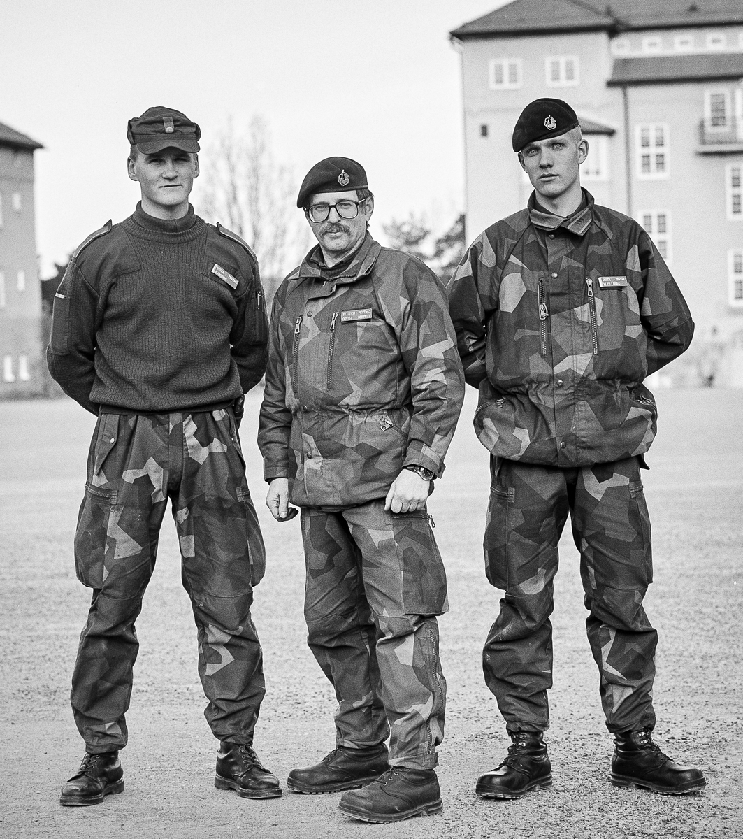 Kadetterna Patrik Jarenius (Hansson) och Magnus Tillberg med plutonchefen, löjtnant Kjell Öqvist i mitten.