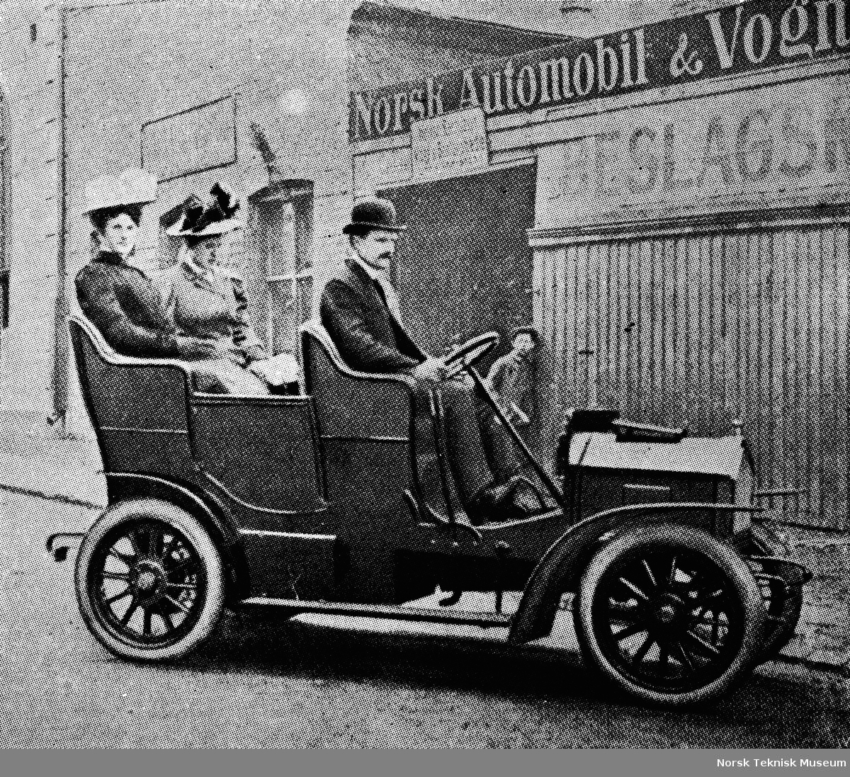 Den første bilen fra Norsk Automobil & Vognfabrik fotografert foran lokalene i Bernt Ankersgt. 8.