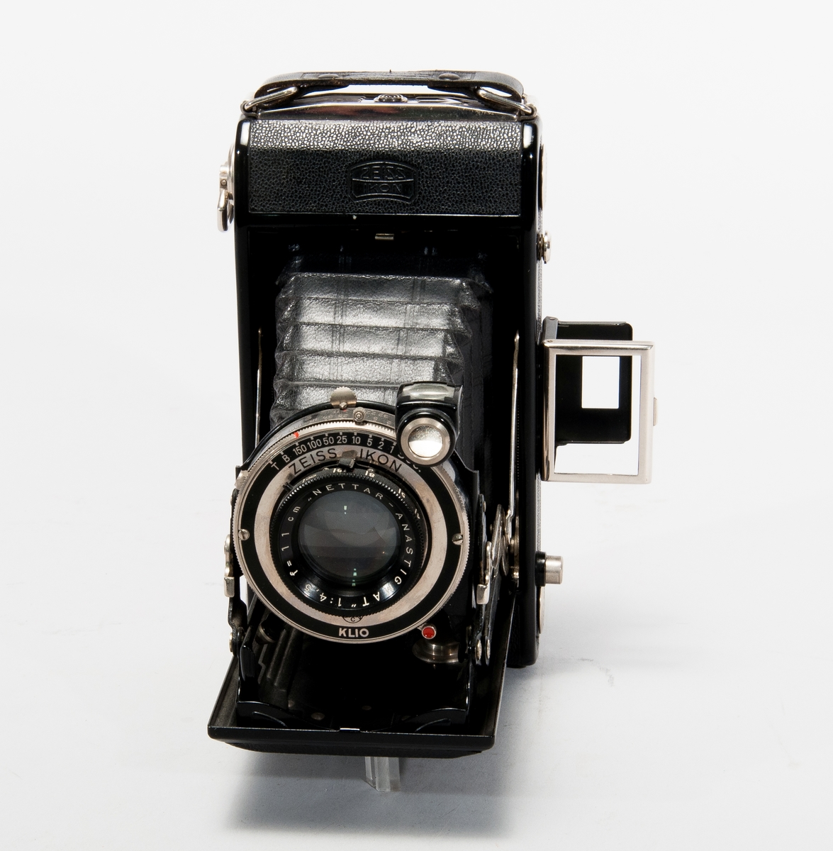 Kamera Zeiss Icon 505/2 med väska och axelrem av läder. 
Objektiv: Nettar-Anastigmat 1:4,5 f = 11 cm, slutare Klio.
Märkt på baksidan: Nettar 515/2.