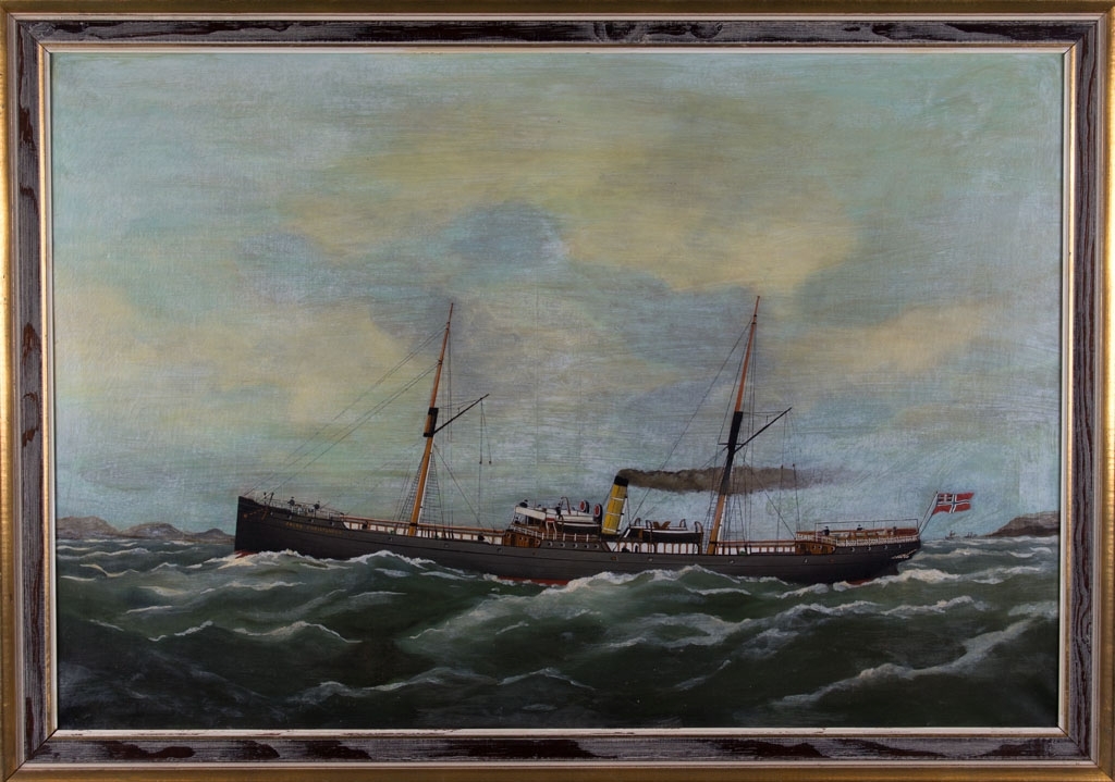 Skipsportrett av DS JACOB CHRISTENSEN under fart med unionsflagg i akter. Ser land i bakgrunn samt to mindre fartøy akter for skipet.