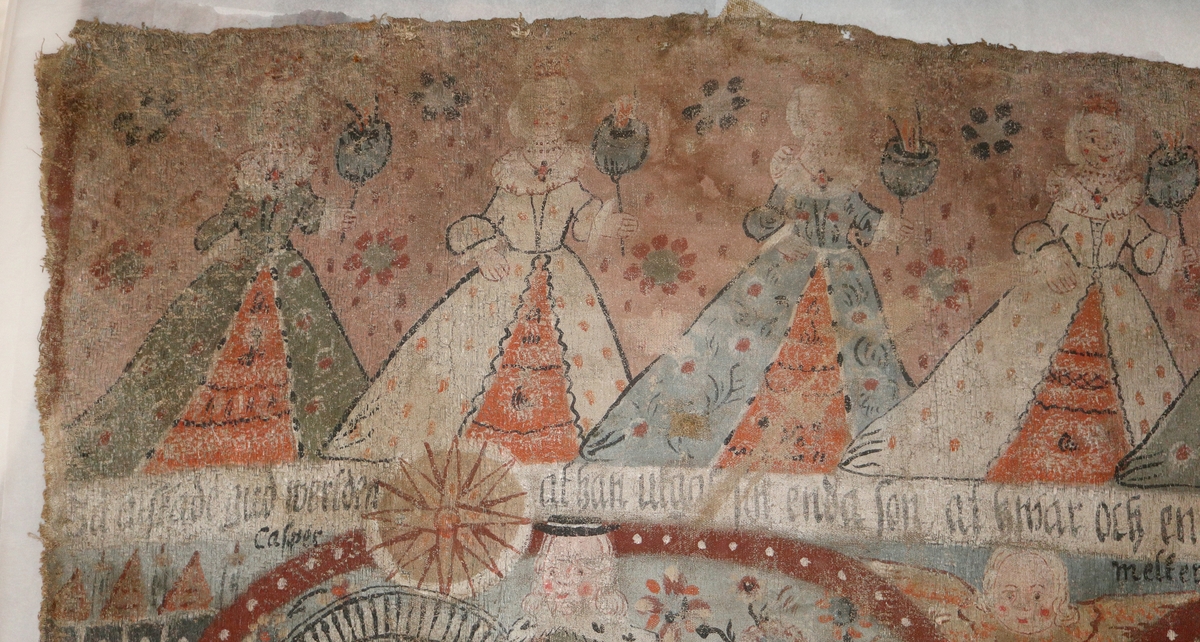 Bonadsmålning av konstnär i Allbo-Kinnevaldgruppen målad i tempera - pigment, ägg och ev mjöl (Nyström, 2012:150-151)  på en skarvad och återanvänd linnedrätt, hängklädnad eller väggbonad med tuskaftsväv i botten och blå geometriska mönster upphämta. Motiv med jesusbarnet de tre vise männen ridande i mitt och de visa o de fåvitska jungfruar ovanför, samt mytologiska djur i nederst raden.

Jämför målningen med bonadsmålningen L 1478 troligen av samma konstnär.
